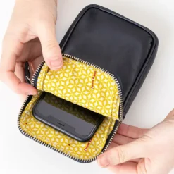 Hot Aunts & Uncles Prune Phone bag jet black