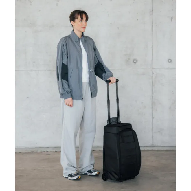 Discount Db Journey Hugger Roller Bag Carry-on 40L black out